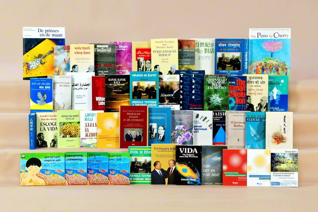 海外で出版されている池田先生の書籍。各界の識者との対談集をはじめ、小説、創作童話、教学著作、エッセー集、箴言集など、総数は2000点を超える