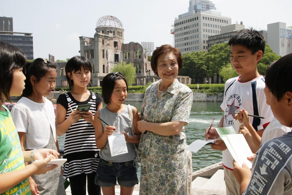 ＜子どもたちに被爆体験を語る松浦さん＞