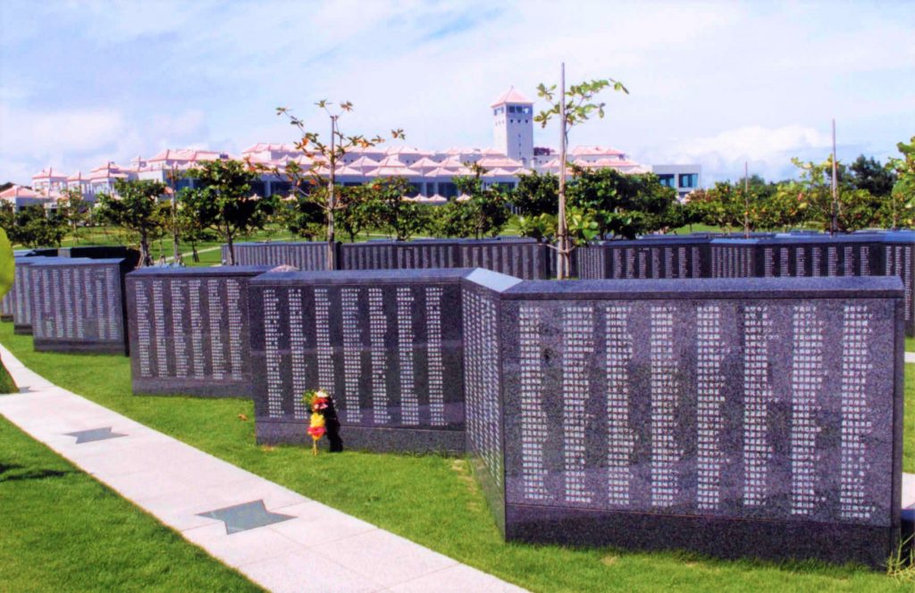 ＜国籍や軍人、民間人の区別なく、沖縄戦などで亡くなられたすべての人々の氏名が刻まれている＞