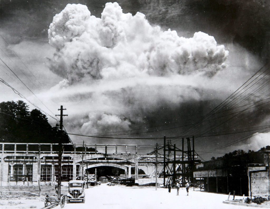 ＜原子爆弾さく裂15分後に撮影したもの　地上から写したものでは最も早い写真（長崎原爆資料館所蔵）＞