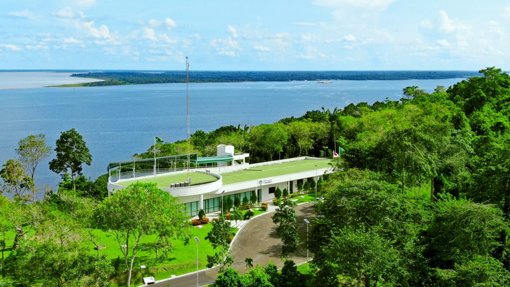 ＜ソリモンエス川とネグロ川が合流する大アマゾン川の起点に同研究センターが設立＞