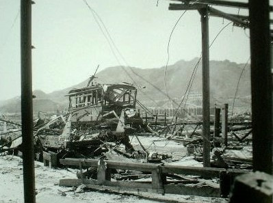 ＜破壊された路面電車（長崎原爆資料館所蔵）＞