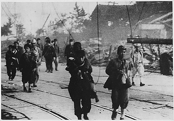 ＜原爆投下後、道路に沿って移動する生存者（米国国立公文書館所蔵）＞