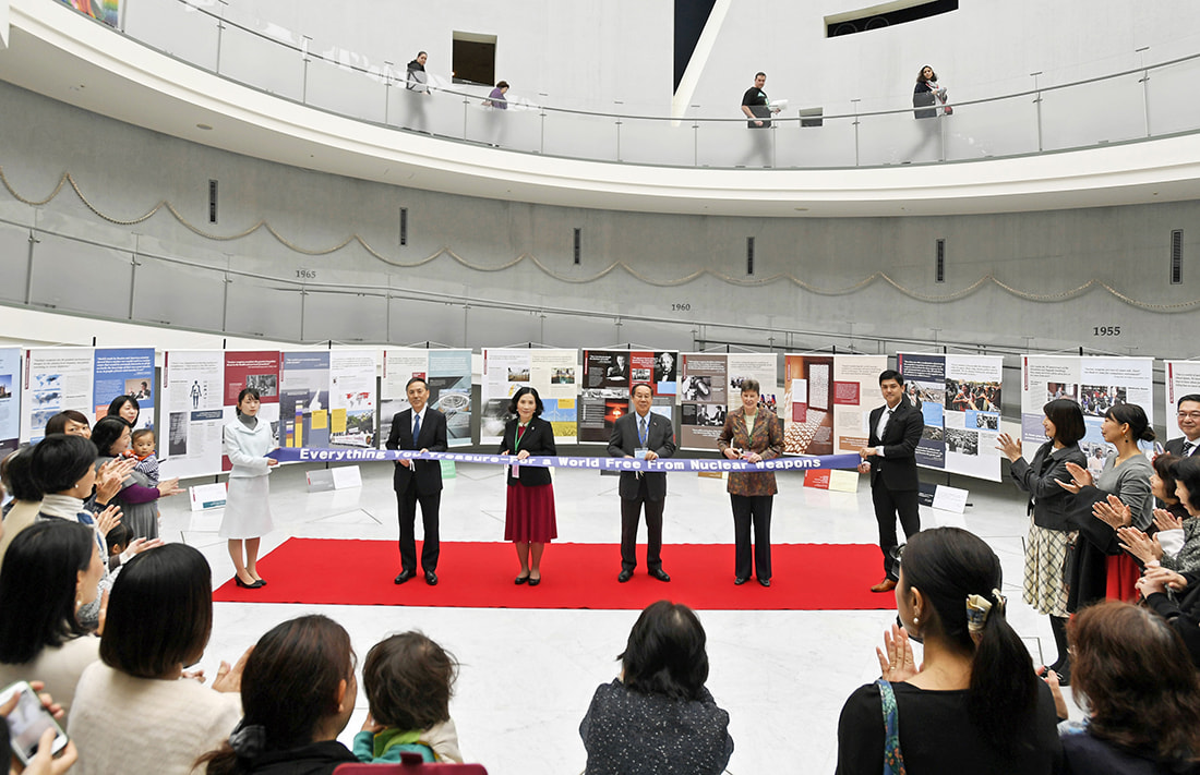 SGIとICANが共同制作した「核兵器なき世界への連帯―勇気と希望の選択」展の長崎展(2018年11月、長崎原爆資料館で)
