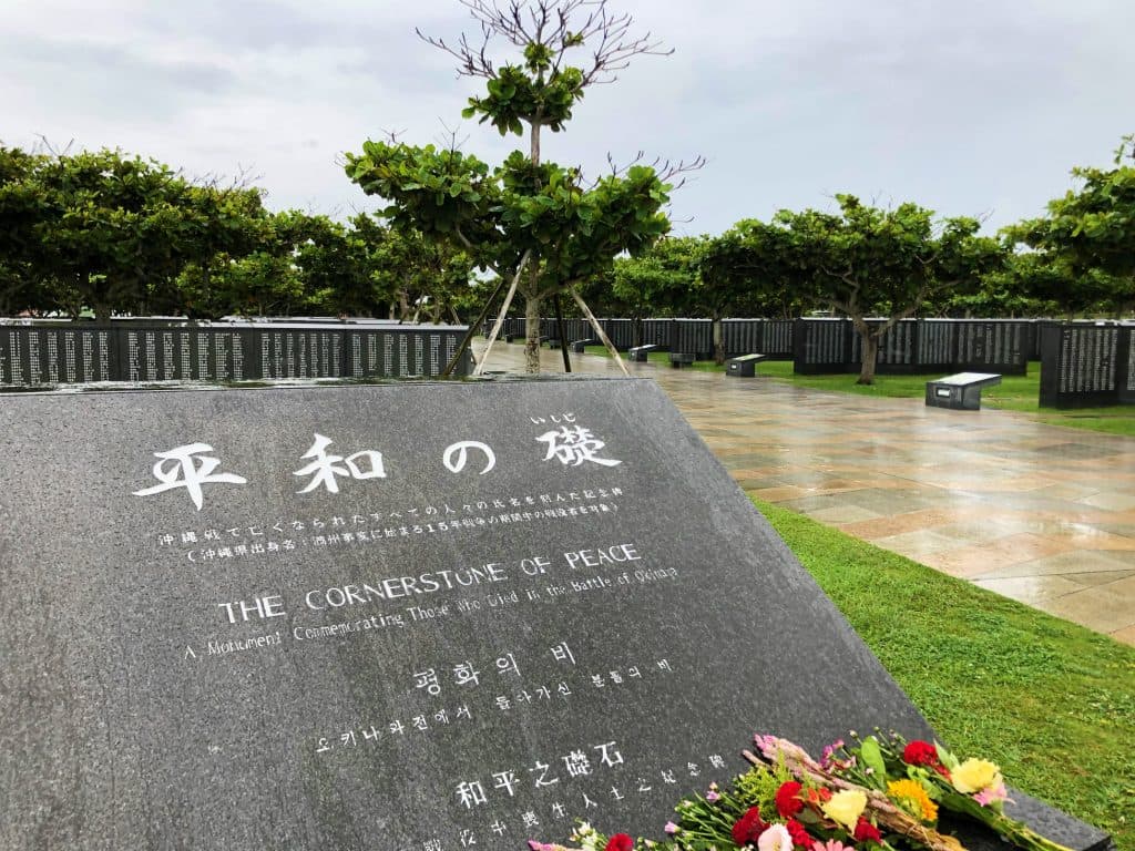 <摩文仁の「平和の礎」>