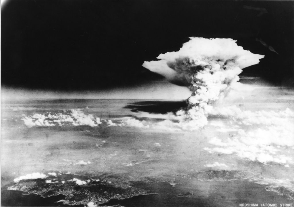＜松山市上空から撮影したきのこ雲（広島平和記念資料館所蔵）＞