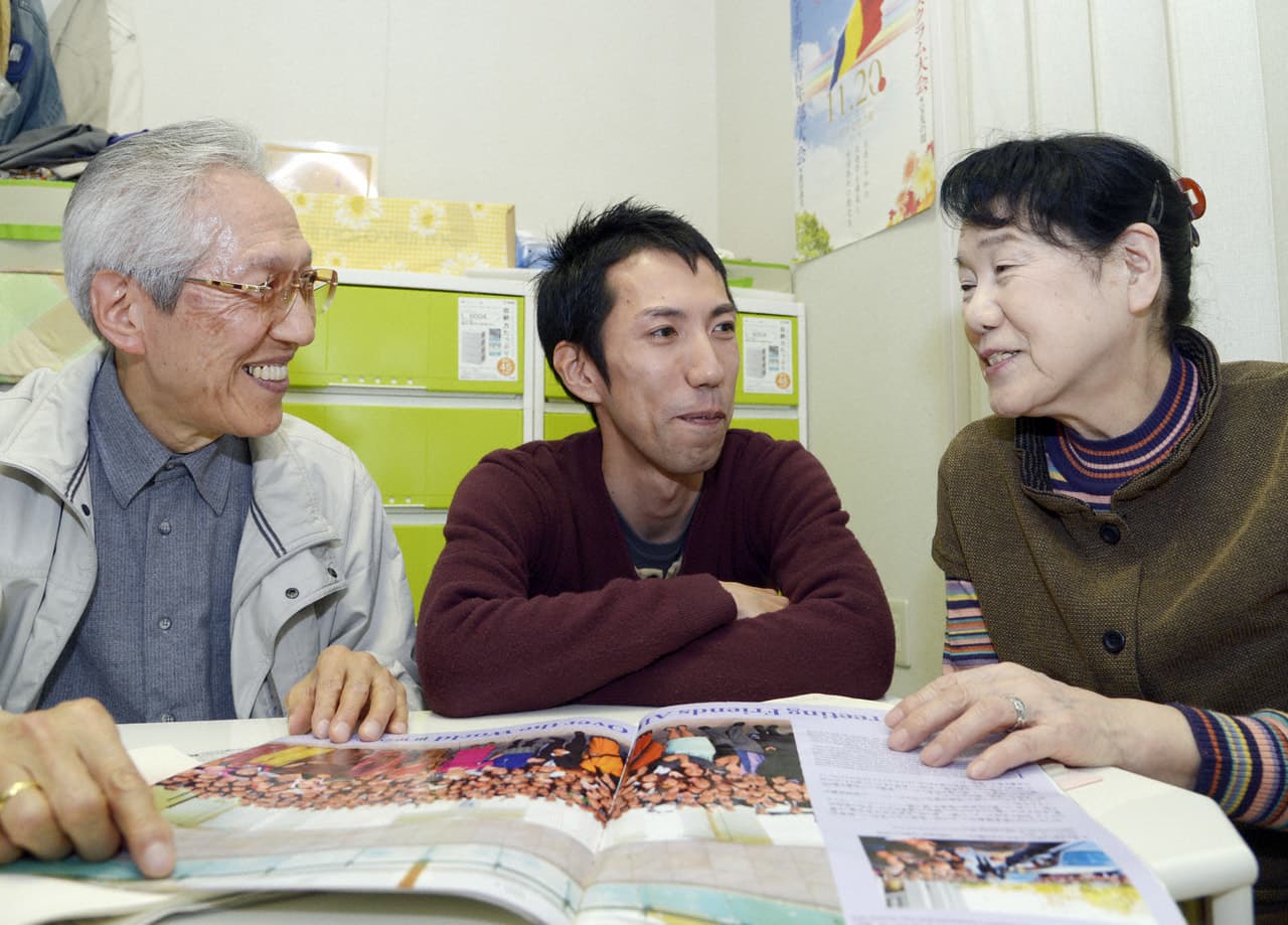 <仮設住宅で両親と(当時)>