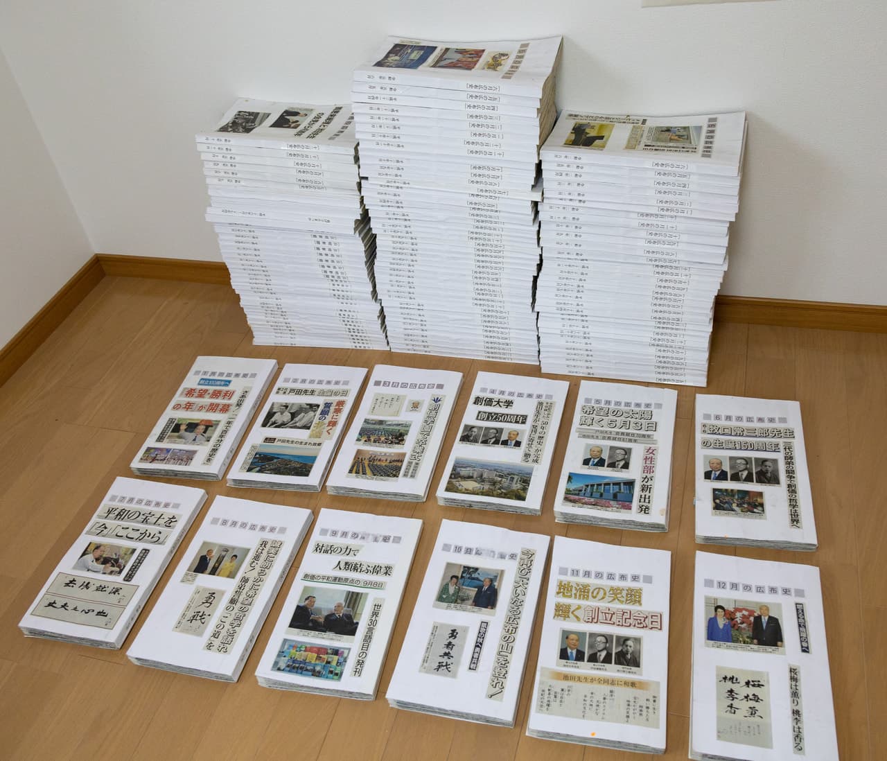 <100冊を超える聖教新聞の切り抜き>