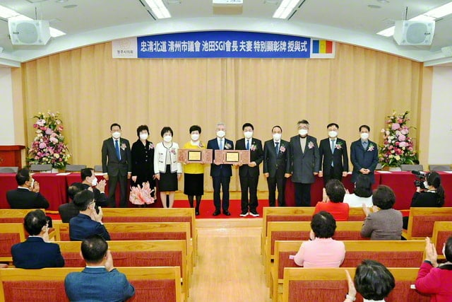 韓国・清州市議会からの特別顕彰牌の授与式（清州平和文化会館で）