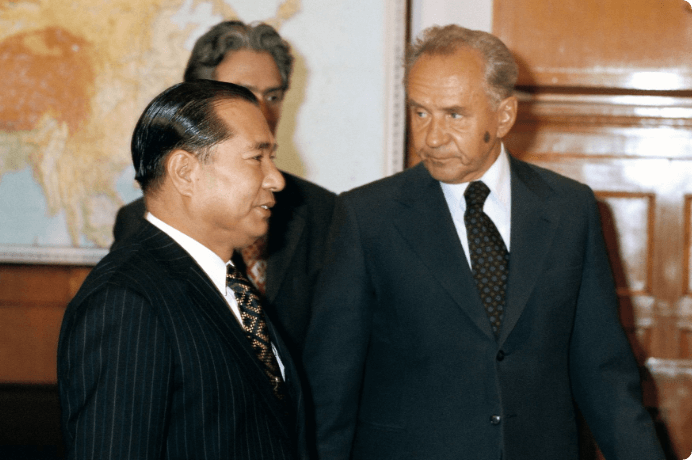 画像:コスイギン首相とクレムリン宮殿で会見(1974年9月)