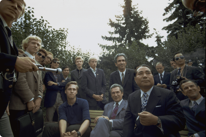 画像:モスクワ大学の学生と語り合う（1974年９月）