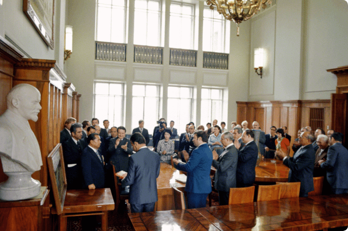 画像:モスクワ大学総長室で行われた名誉博士号授与式（1975年５月）