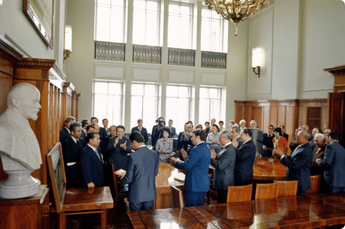 画像:モスクワ大学総長室で行われた名誉博士号授与式(1975年5月)