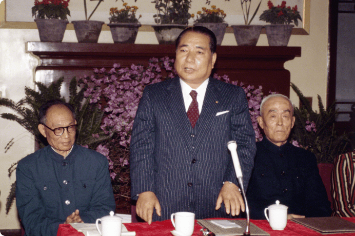 画像:「新たな民衆像を求めて中国に関する私の一考察」と題し、記念講演を行う（1980年4月）