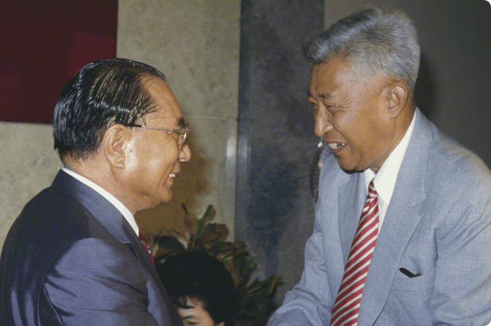 画像:北京大学で丁石孫学長の歓迎を受ける（1984年６月）