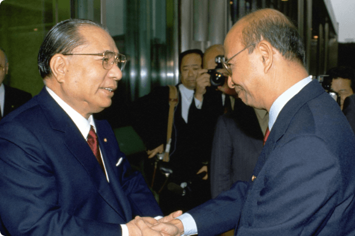 画像:フィリピン大学のアブエバ総長(当時)を歓迎(1990年4月)