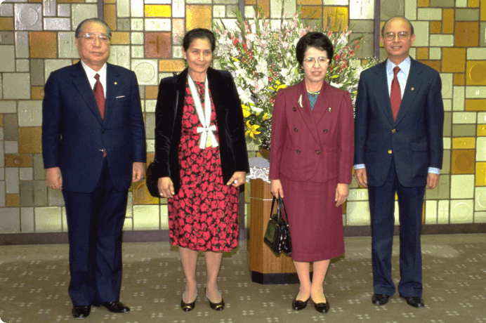 画像:フィリピン大学のアブエバ総長夫妻と（1990年４月）