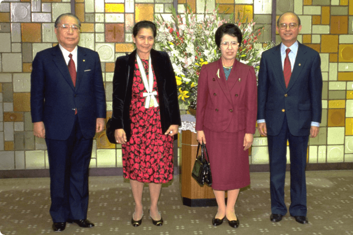 画像:フィリピン大学のアブエバ総長夫妻と(1990年4月)