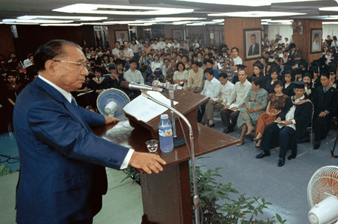 画像:フィリピン大学ディリマン校経営学部の卒業式で記念講演（1991年４月）