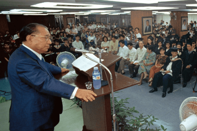 画像:フィリピン大学ディリマン校経営学部の卒業式で記念講演(1991年4月)
