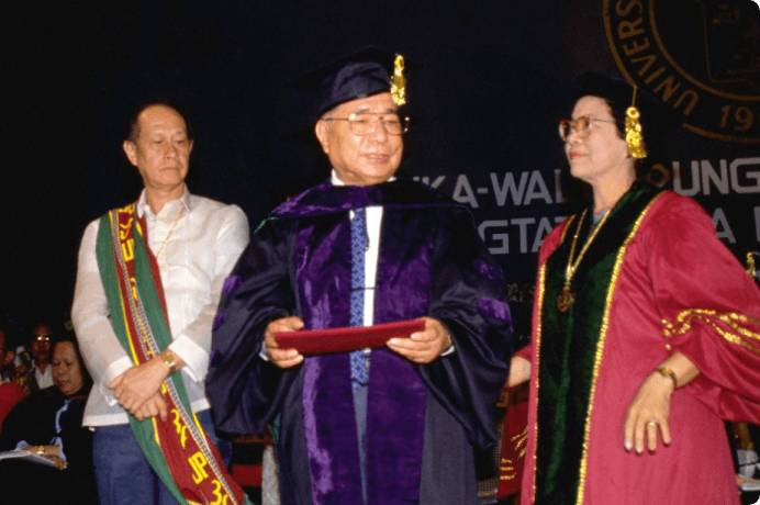 画像:フィリピン大学名誉法学博士号がアブエバ総長から授与される（1991年4月）