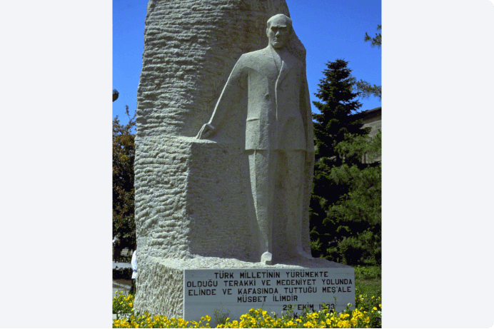 画像:ケマル・アタチュルク初代大統領の像