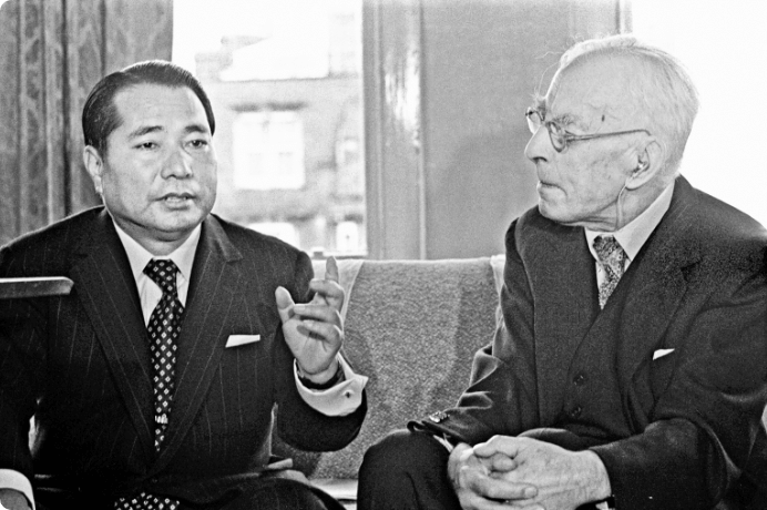 画像:トインビー博士と対談(1972年5月)