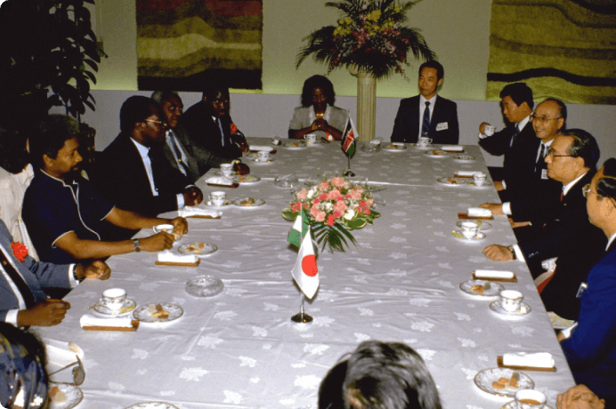 画像:ナイロビ大学のムビシ副総長（当時）、
ショインカ博士と会見（1987年９月）