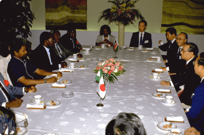 画像:ナイロビ大学のムビシ副総長(当時)、
ショインカ博士と会見(1987年9月)