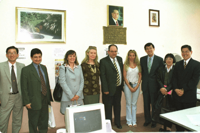 画像:国立ローマス・デ･サモーラ大学トマ副総長（右から５人目）同大学池田大作図書館にて