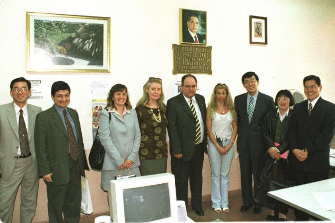 画像:国立ローマス・デ・サモーラ大学トマ副総長(右から5人目)同大学池田大作図書館にて