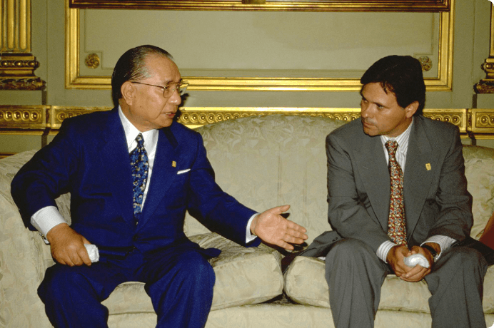 画像:国立ローマス・デ・サモーラ大学のクレール総長と会談（1993年２月）