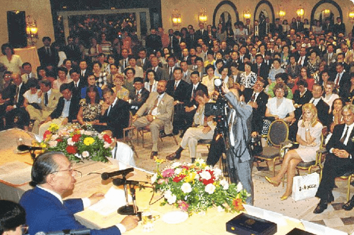 画像:「名誉博士」「法学部名誉教授」の授与式典(1993年2月)