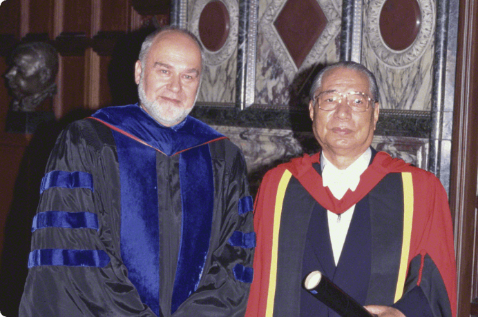 画像:マンロー教授とグラスゴー大学にて（1994年６月）