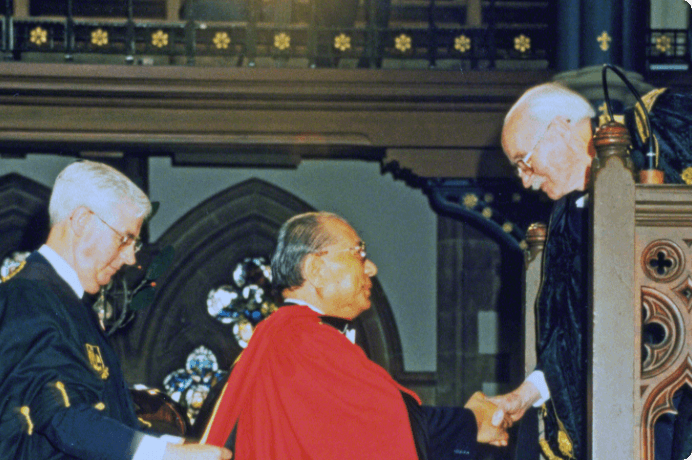 画像:ケアンクロス卿から名誉博士号のフード、証書が授与された（1994年6月）