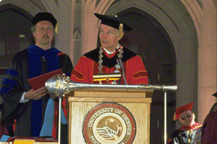 画像:デンバー大学卒業式典でのリッチー総長