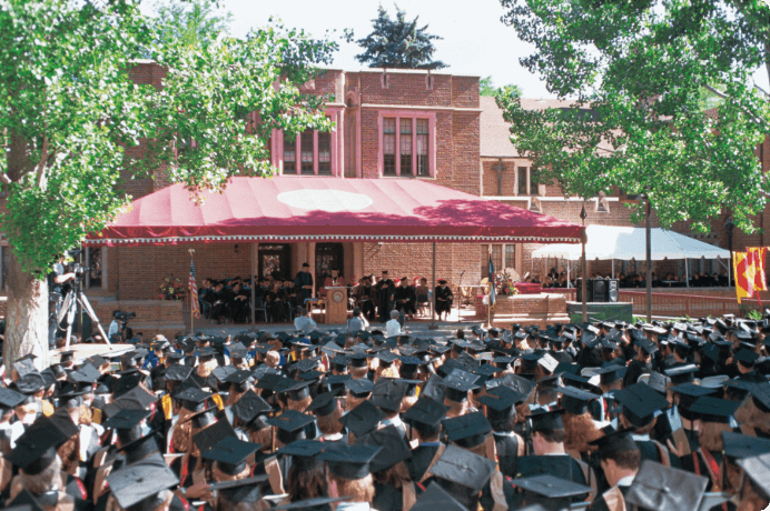 画像:晴天のもと、中庭で行われた名誉学位授与式
（1996年6月）