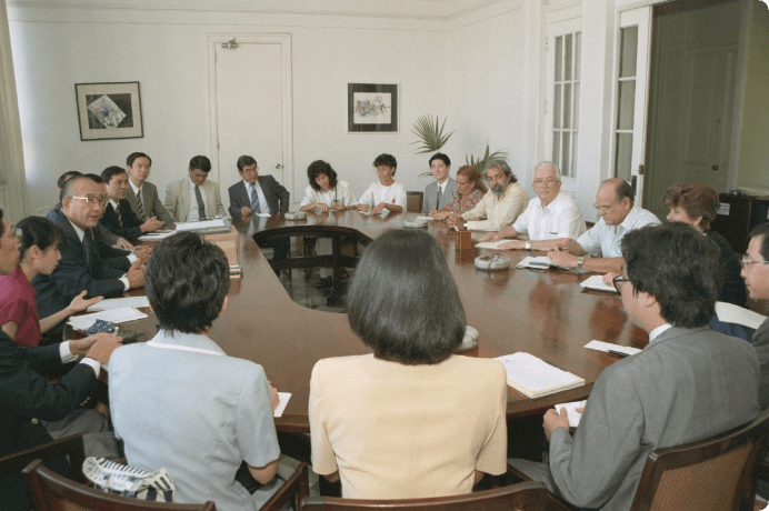 画像:ＳＧＩ青年代表キューバ訪問団一行が同国文化省を
表敬訪問（1995年９月）