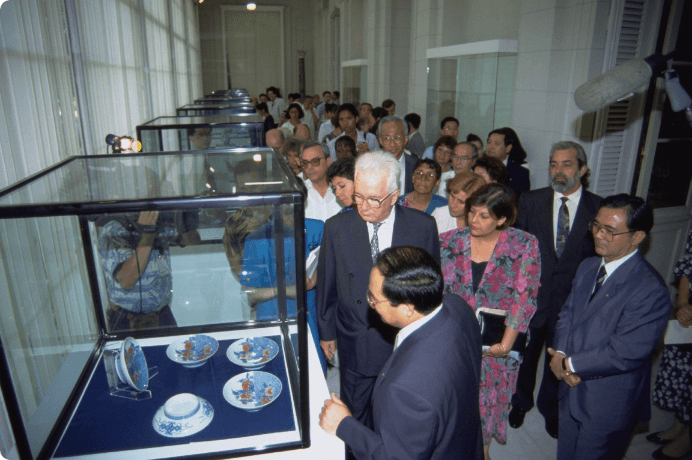 画像:ハルト文化大臣が「日本美術の名宝」展を鑑賞
（1996年７月）
