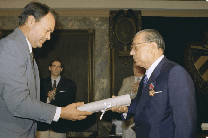 画像:ヴァルデス総長が学位記を授与（1996年６月）