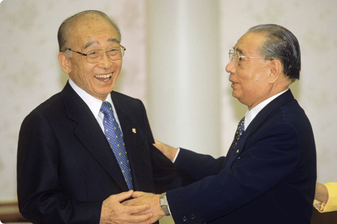 画像:慶煕大学創立者の趙永植博士と創価大学で（1997年11月）