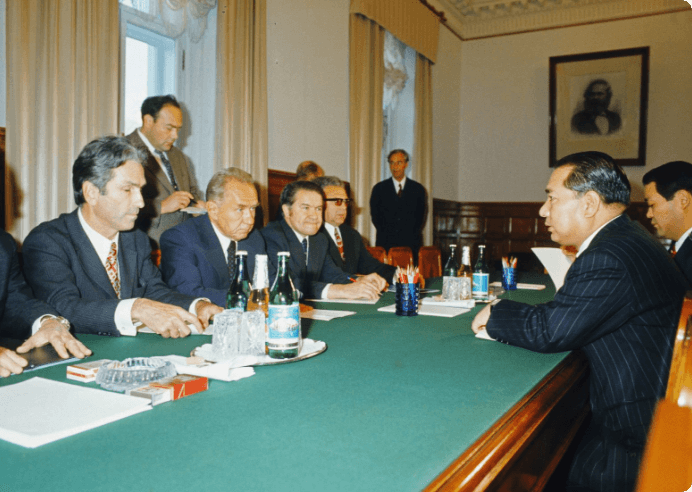 画像:ソ連・コスイギン首相と会談する池田先生