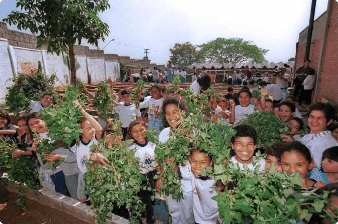 画像:牧口教育プロジェクト収穫した作物を手にする子どもたち