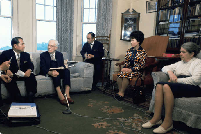 画像:トインビー博士の自宅で行われた初対談　（1972年５月５日、ロンドン）
