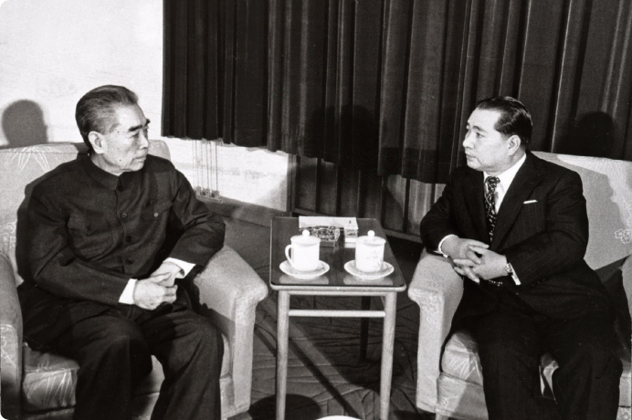 画像:約30分にわたって行われた会見。翌６日付「人民日報」には“池田会長夫妻と、親密で友好的な話し合い”と 写真入りで報道された（1974年12月５日、北京）
