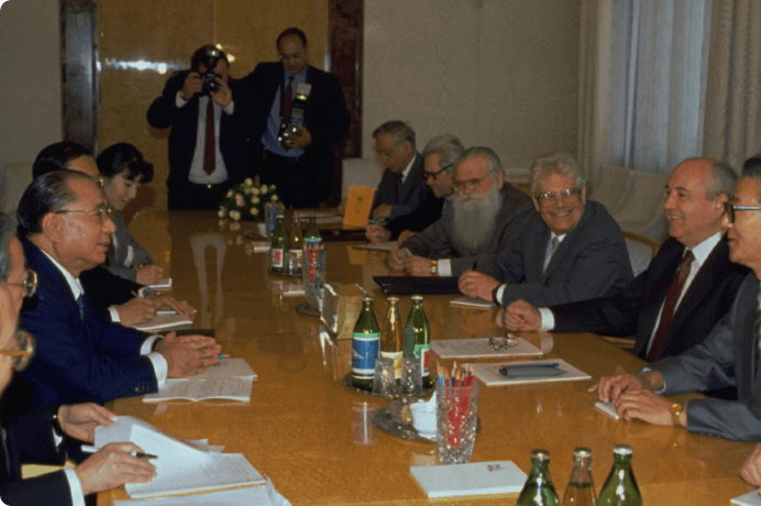 画像:ゴルバチョフ大統領との初会見は、１時間10分にわたった（1990年７月27日、モスクワ・クレムリン）
