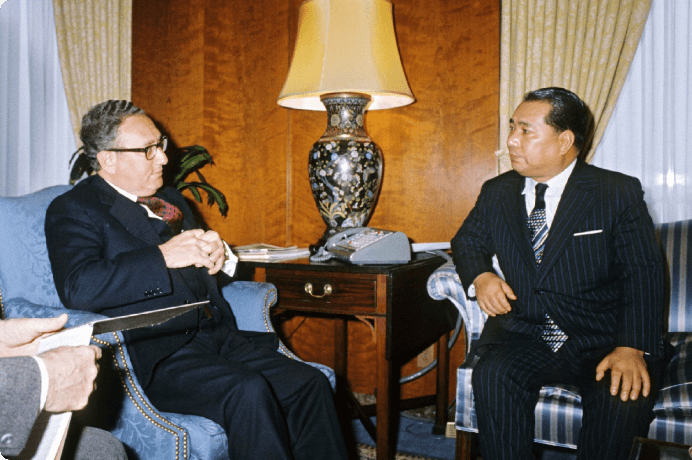 画像:初の会見は、小雪舞うワシントンのアメリカ国務省・長官執務室で行われた（1975年1月13日）