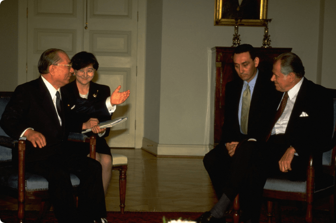 画像:大統領府で２度目の会見。文化交流の重要性を確認しあう（1993年２月25日）