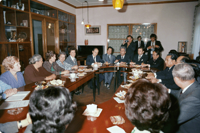 画像:初会見の席上（左から3人目がテレシコワ氏、右手前から4人目が池田大作先生。1975年5月26日、モスクワ）