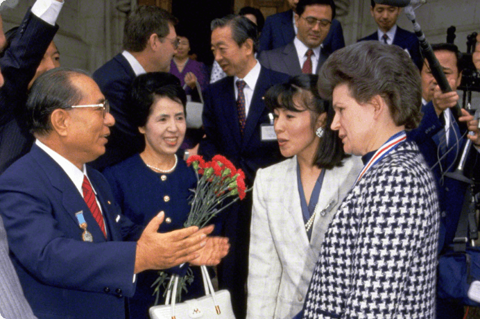 画像:池田先生夫妻を見送るテレシコワ氏(1987年5月26日、モスクワ)
